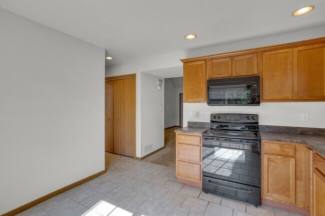 Building Photo - 601-603 Glenstone Dr.