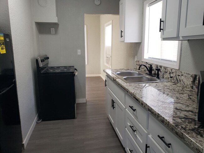 Building Photo - One Bedroom Cottage off of Eureka Way - Recently Remodeled