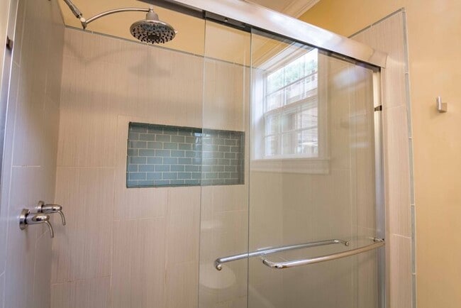 Building Photo - Gorgeous 3 Bedroom 2 Bath in Popular Parki...