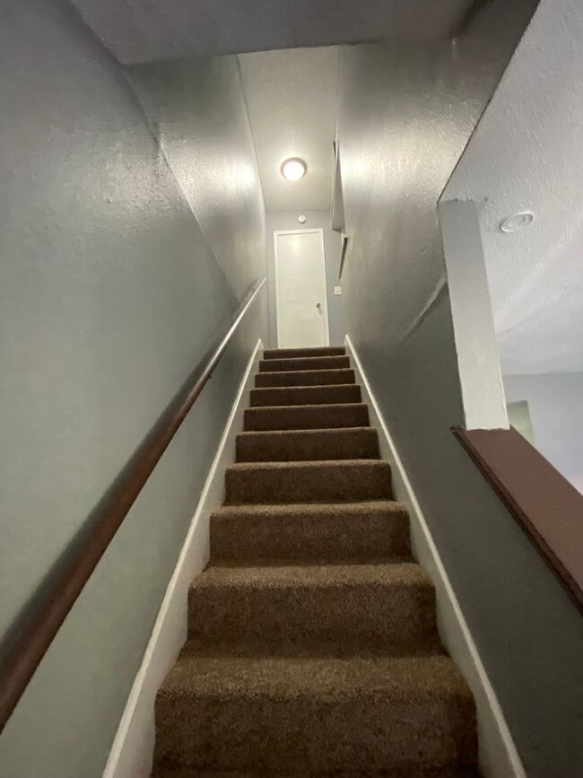 Building Photo - 2 Bedroom 1.5 Bath Apt at the Monterey Square Apts NW OKC