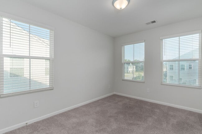 Building Photo - Modern 3-Bed, 2.5-Bath Townhome in Prime L...