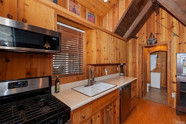 Building Photo - 295 Sunset Dr