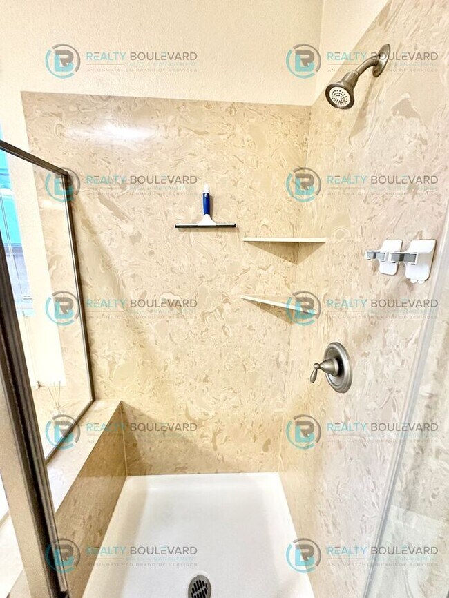 Building Photo - Spacious 4-Bedroom Gem in Somersett with S...