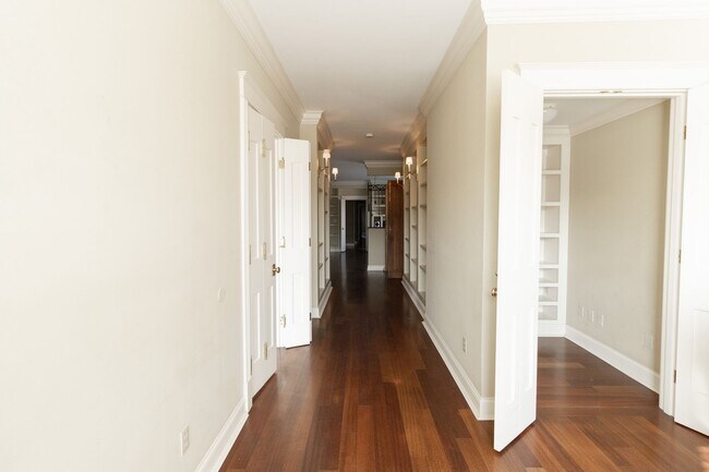 Building Photo - Upscale Luxury Downtown Apartment