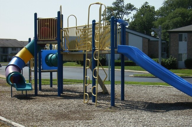 Building Photo - Lakeview 2-bedroom 2 bath.