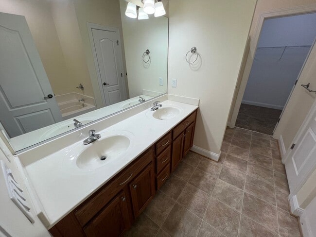 Building Photo - 940 Sugar Oak Dr