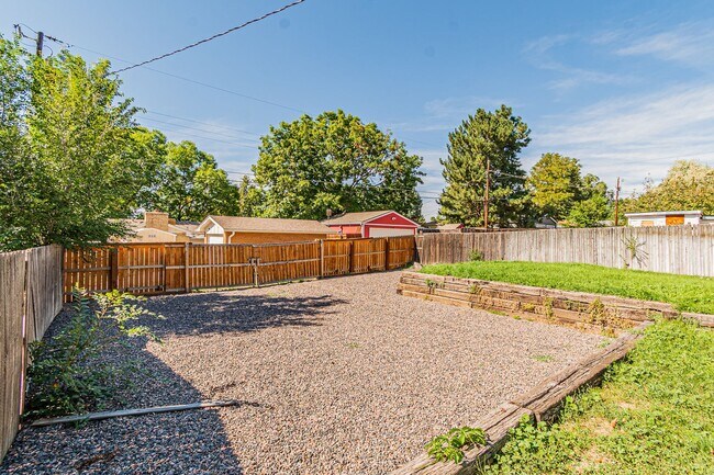 Building Photo - Exceptional 4-Bed, 2-Bath Home in Englewoo...