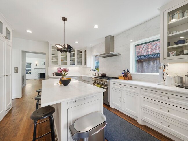 Building Photo - 2240 Wroxton Rd