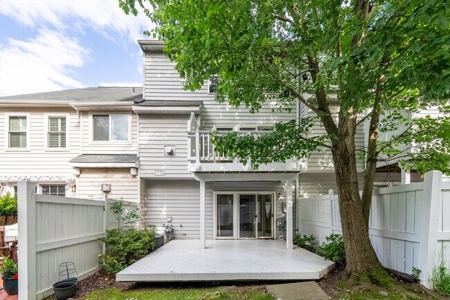 Building Photo - This move-in ready, professionally cleaned 3-bedroom, 3.5-bathroom townhouse in Reston Town Cente...