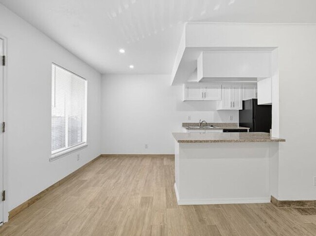 Building Photo - 6700 Escondido Dr