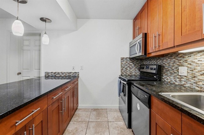 Building Photo - 7685 Northcross Dr