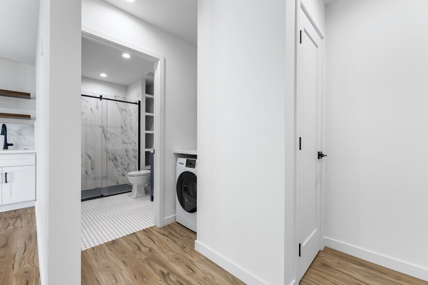 laundry and bathroom - 738 S Stanley Ave