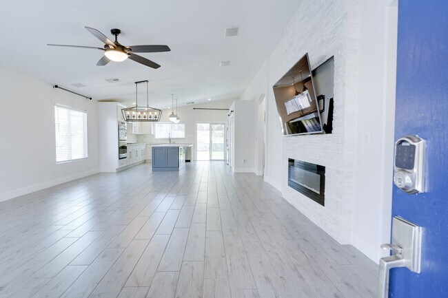 Building Photo - SINGLE STORY 4 BEDROOM IN GATED COMMUNITY