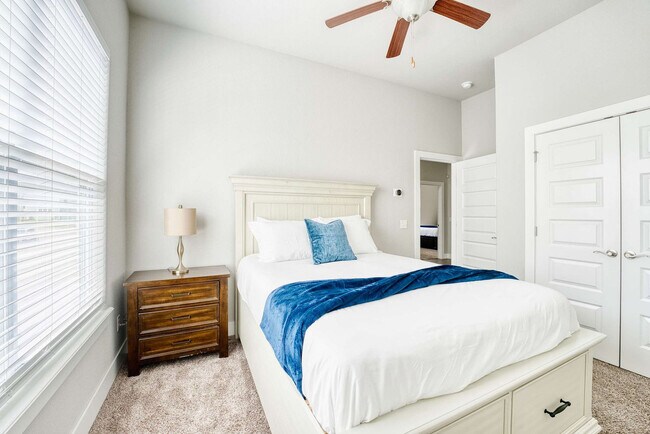 Building Photo - 909 W Eagle St