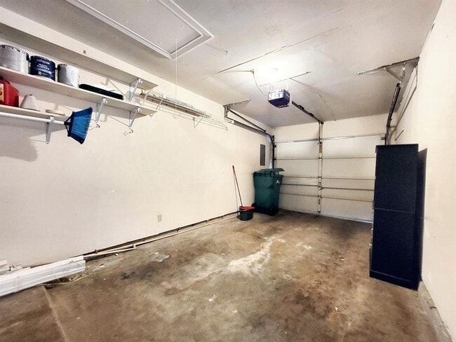 Building Photo - Cozy 3 Bed, 1.5 Bath Rental with Garage an...