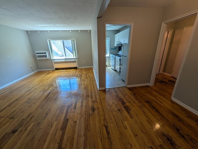 Building Photo - 572 Whitney Ave