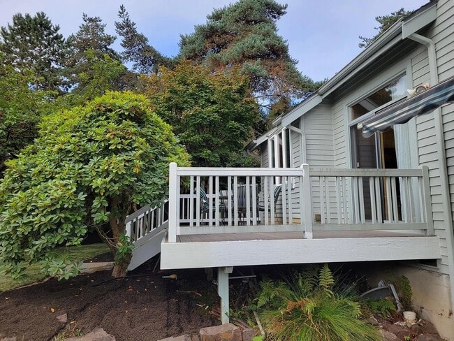 Building Photo - Spacious 3-Bedroom Home with Den and Private Backyard in Prime Location