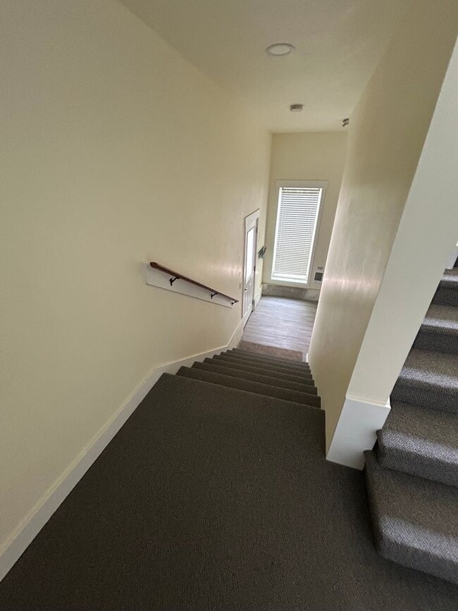 Building Photo - 2 Bedroom | 2 Bathroom Upstairs Duplex