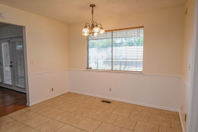 Building Photo - Charming 3-Bedroom Home in the Warrenton Neighborhood!