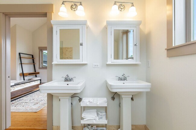 Building Photo - 1916 E Spruce St