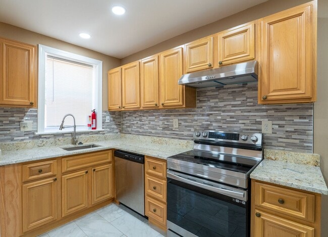 Building Photo - Newly rehabbed 3 bedroom