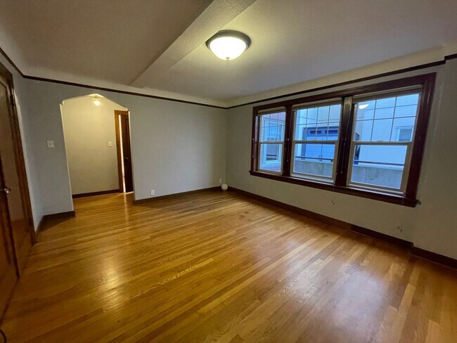Building Photo - Queens Court Large Charming 1 Bedroom Available Now! Highly Desirable Queen Anne Location