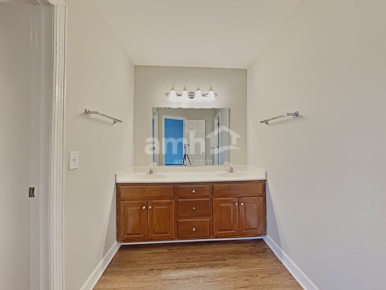 Building Photo - 217 Hickory Trl