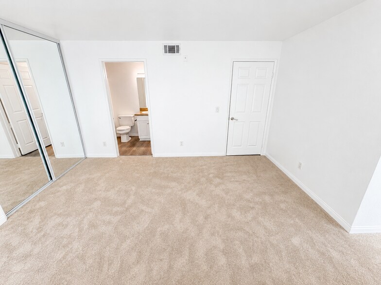 Building Photo - 5525 Canoga Ave