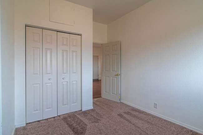 Building Photo - Single level 3 Bed 1.5 Bath Located Just O...