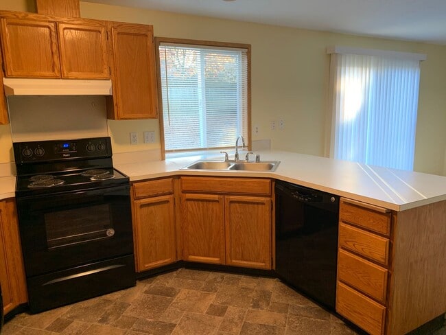 Building Photo - Spacious Home with Large Backyard in Union...
