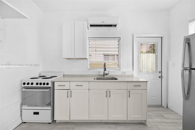 Building Photo - 2822 Pine Tree Dr