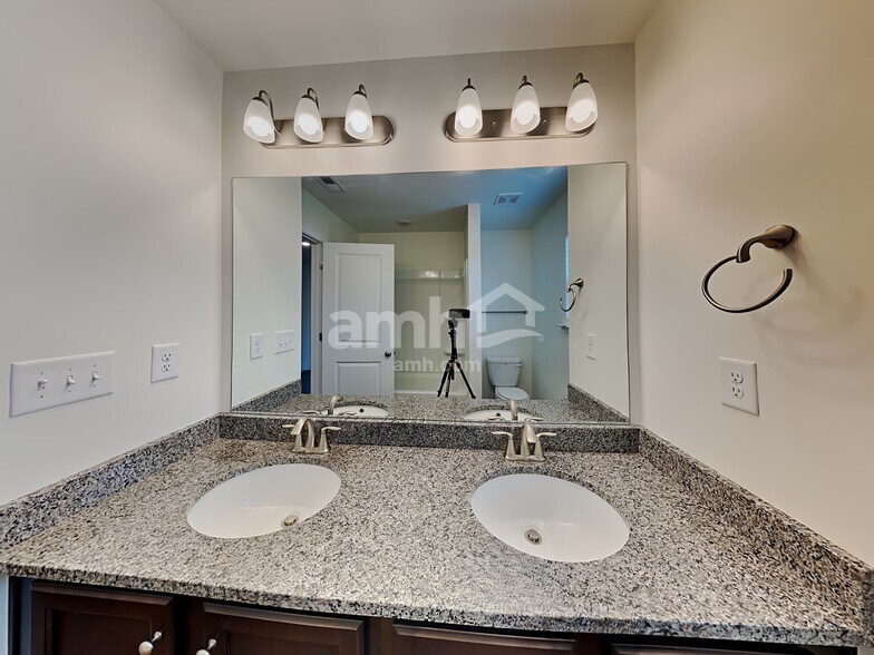 Building Photo - 420 Levon Ct