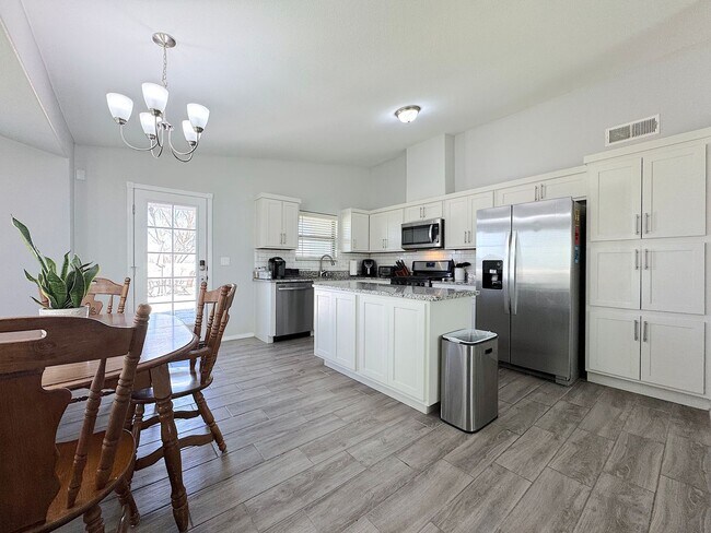 Building Photo - Beautiful 3 Bed 2 Bath with Refrig A/C!