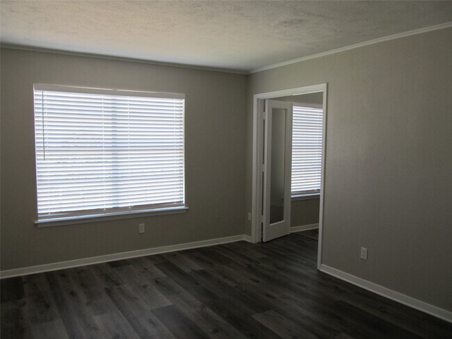 Building Photo - 3 Avenue E