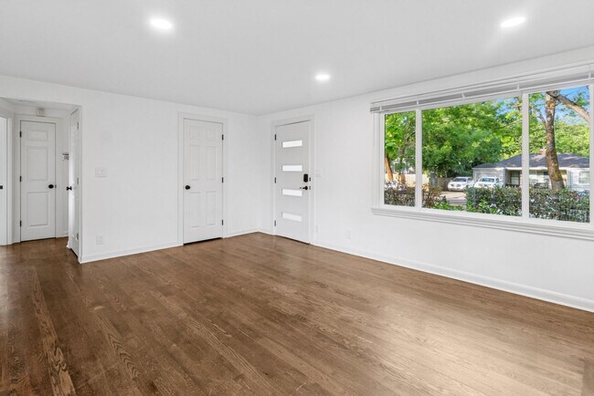 Building Photo - Updated 2 bed 1 bath Wedgewood area home
