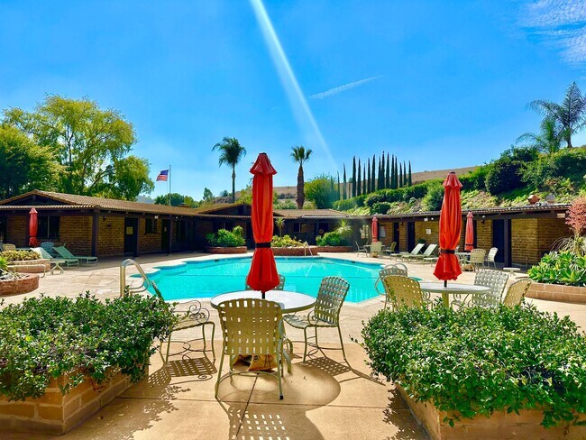 Building Photo - Beautifully Appointed & Fully Furnished, S...