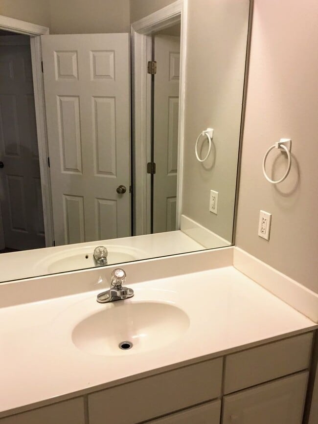 Building Photo - 3 Bedroom Townhome in Lynchburg