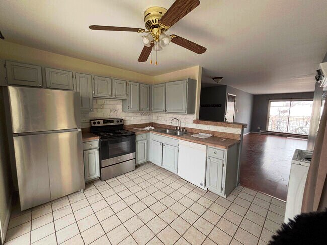 Building Photo - 175 N Waters Edge Dr