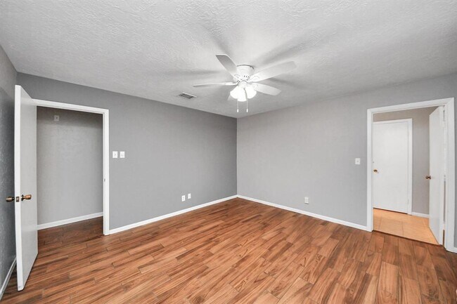 Building Photo - 9422 Val Verde St