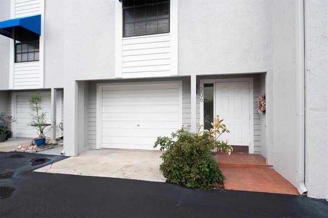 Building Photo - 745 Pinellas Bayway S