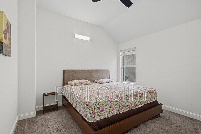 Building Photo - 8701 Fairway Ln