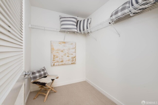 Building Photo - 250 King St