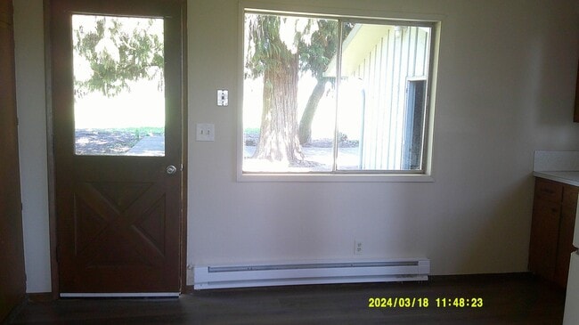 Building Photo - Quiet Country Home