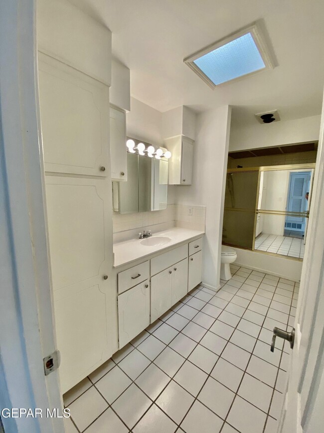 Building Photo - 1305 Vista De Oro Dr