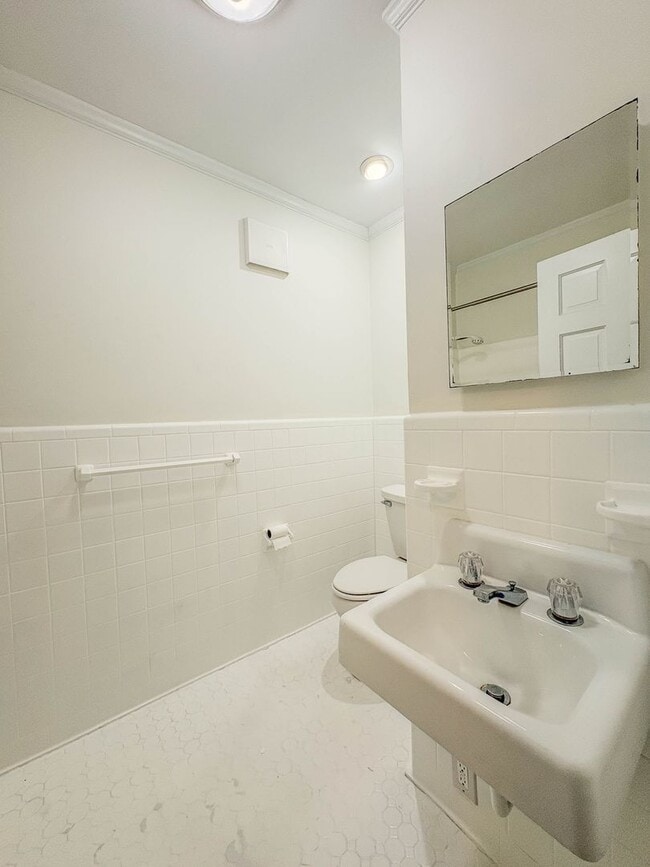 Building Photo - FIRST TWO WEEKS RENT FREE! 3 Bedroom 2 Bathroom with Detached Garage