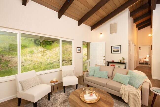 Building Photo - Modern Bayside Retreat – Renovated 3 Bed +...