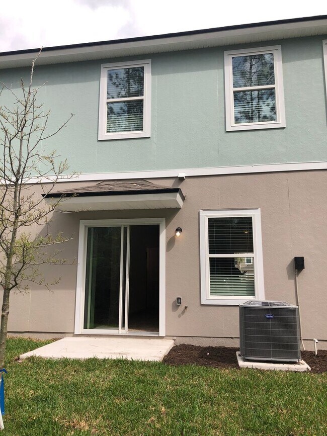 Building Photo - 3 bedroom 2.5 bath Townhome with 1 car garage