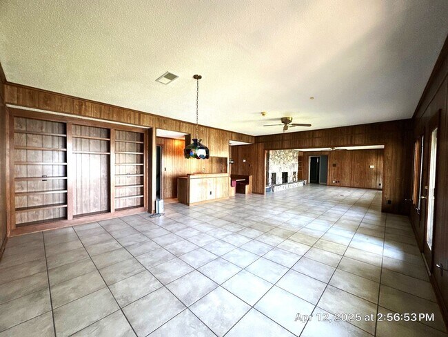 Building Photo - Live on the Lake in Lakeland!!
