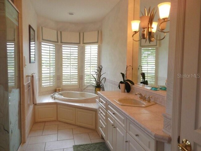 Building Photo - 811 W Henry St