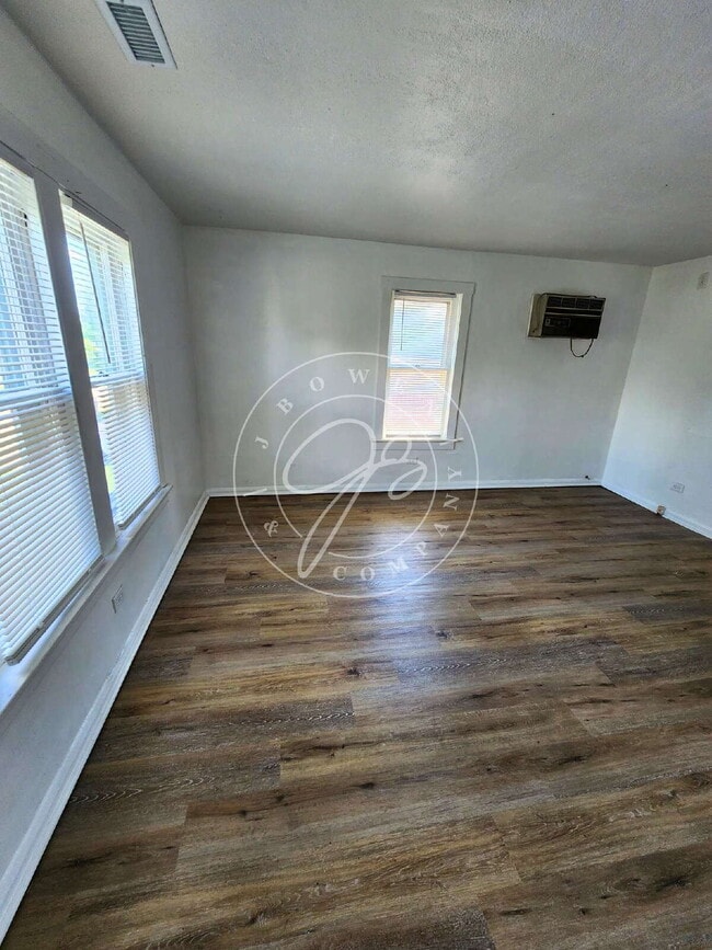 Building Photo - Updated West Toledo Upper unit! 2 Bedroom – Water Included!